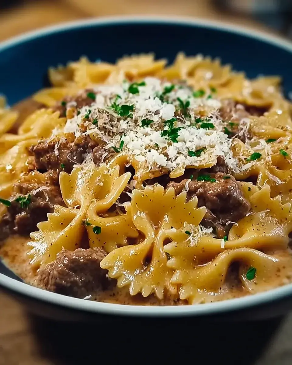 Knoblauch-Parmesan-Farfalle mit cremigem Rindfleisch zaubern!